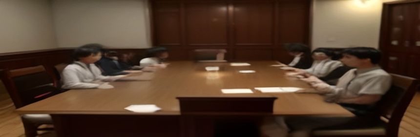 电影分级委员会会议室内评审人员围坐讨论r级评定标准，桌上摆放评级手册，灯光温暖专业
